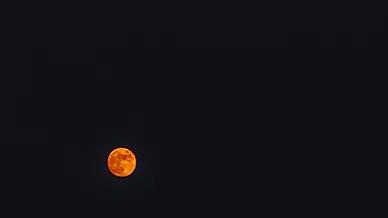 4k实拍月亮夜晚延时摄影视频的预览图